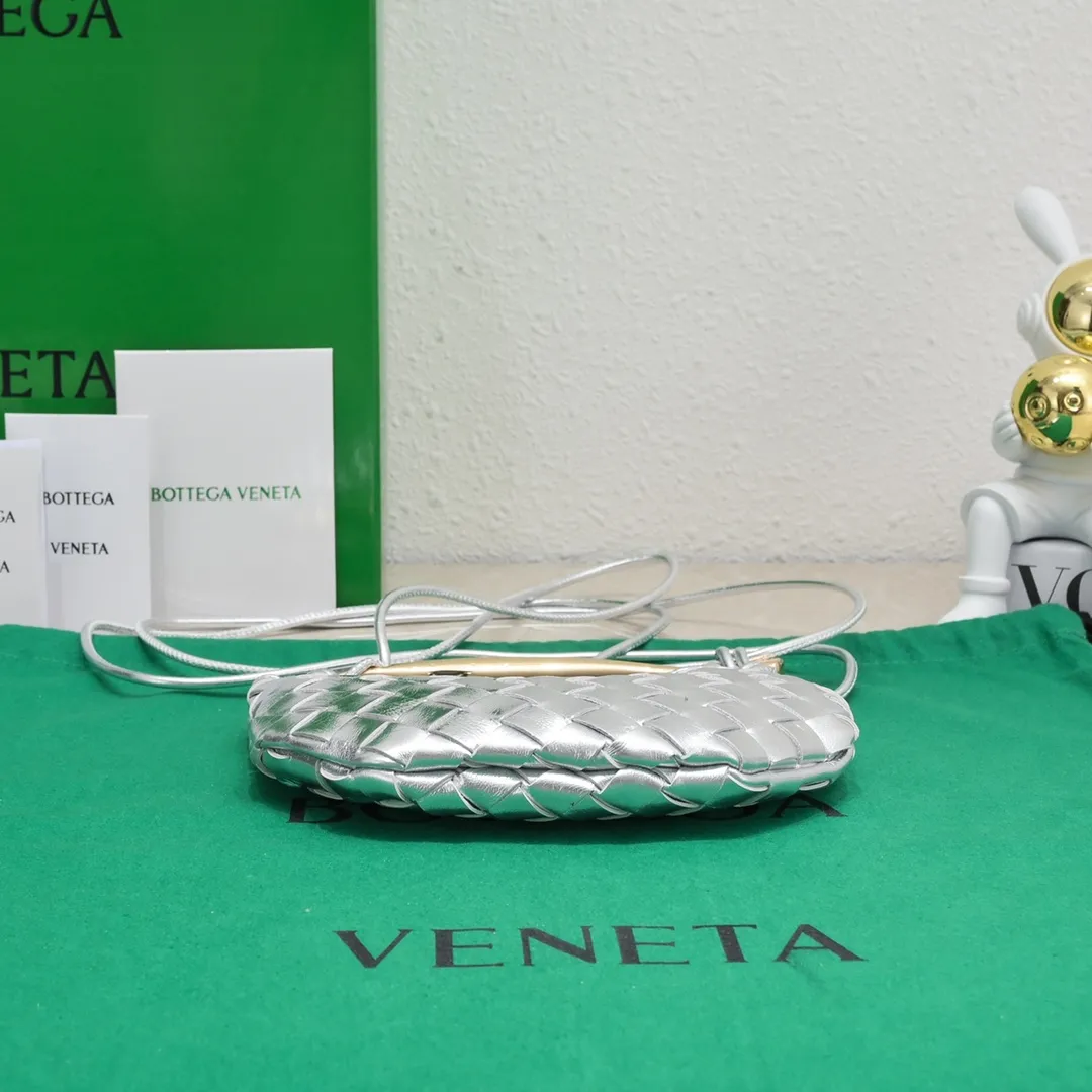Batch of 1260 BV Mini Sardine is coming‼ ️Super high-end, stainless steel hardware + 24k real gold plating process, fish scales (concave and convex positions) are the finishing touch, the sardine bag that can be carried cross-body is completely beautiful to the heart. The metal element handle and weaving are perfectly combined to completely integrate the artistic sense and elegance and fashion. It is really like a work of art🏺The large size is elegant, the small size is exquisite and cute, a must-have item for fashionistas, and the details are perfectly reproduced. Style number: 6680# Size 20*12*2.5